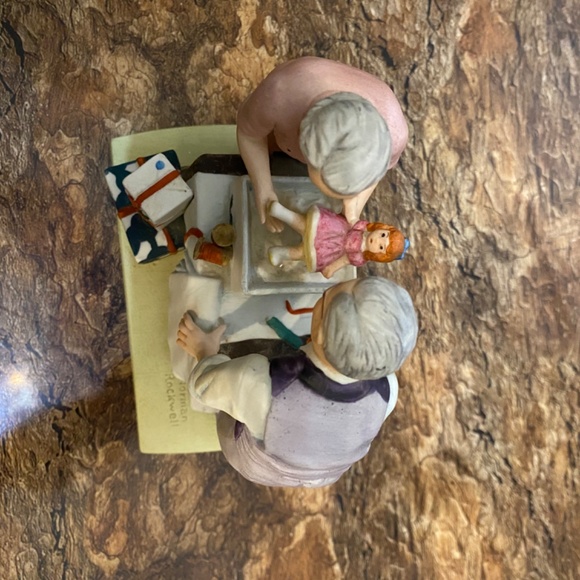 Norman Rockwell Porcelain Figure 1980 Wrapping Christmas Presents made in Japan - Picture 3 of 10